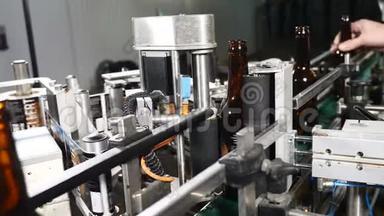 食品工业。 自动啤酒装瓶生产线.. 贴<strong>标签</strong>。 用于粘贴啤<strong>酒瓶标签</strong>的机器。 4k